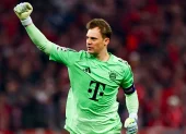 El portero del Bayern de Múnich, Manuel Neuer, celebra la victoria vistiendo la indumentaria verde de local en la máxima competición europea.