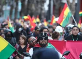 Integrantes de "plataformas ciudadanas" participan en una manifestación en contra de los bloqueos, en La Paz (Bolivia).
