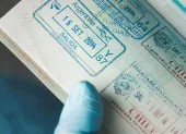 El pasaporte ecuatoriano permite el acceso sin visa a solo 94 destinos de un total de 227 posibles, por detrás de Perú: 142, Colombia: 131, Honduras: 130, Nicaragua: 126, Venezuela: 118.
