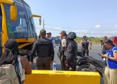 Policía bloqueó buses con familiares en Guayaquil cuando iban a protestar por condiciones
