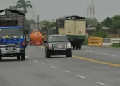 Conducir por el carril izquierdo es una de las expresiones que representan los rasgos más salientes del estado mental colectivo del tercermundismo ecuatorial.
