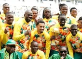 Jugadores de la selección de Senegal posan con el trofeo tras consagrarse campeones en el torneo africano.