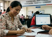 Ciudadana realiza trámites en una agencia del Registro Civil, donde se verifica la vigencia de la cédula.