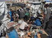 Palestinos inspeccionan los daños en sus tiendas de campaña en la zona de Al-Mawasi tras un ataque aéreo israelí, en la Franja de Gaza, el 21 de mayo de 2026.