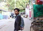 Los profesores de primaria Konain Arshad y Gunjan Jain recorren los laberínticos asentamientos informales de Nueva Delhi.