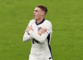 Cole Palmer celebra con su característico gesto de "frío" tras anotar con la selección de Inglaterra durante la Eurocopa 2024.