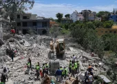 Los equipos de rescate libaneses buscan entre los escombros víctimas  un día después de que un ataque aéreo israelí impactara Líbano, el 20 de mayo de 2026.