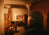 CNEL anunció cortes de luz programados en varias provincias de Ecuador