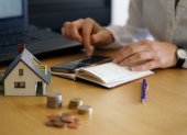 A los créditos hipotecarios del Biess pueden aplicar afiliados con o sin relación de dependencia, afiliados voluntarios, así como jubilados por vejez, invalidez o discapacidad.