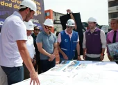 El presidente Daniel Noboa y el ministro Roberto Luque en un proyecto habitacional.