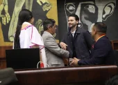 El presidente de la Asamblea, Niels Olsen, conversa y saluda con algunos de sus colegas.
