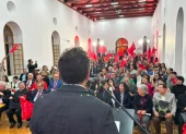 Gustavo Vallejo frente a los asistentes a la sesión solemne, por los cien años del Partido Socialista Ecuatoriano.