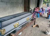 Familiares y amigos asisten a la velación de Martín Ramos este viernes, 22 de mayo de 2026, en la aldea Nueva Vida en Rigores (Honduras).