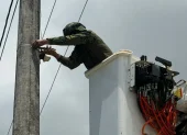 Ejército y ECU 911 desmantelan cámaras ilegales hoy en Babahoyo y Baba por monitorear operativos.