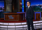 Stephen Colbert durante el monologo del episodio que dio final al The Late Night Show