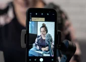 Las redes sociales han industrializado la figura del guía espiritual secular y le han dado  presencia en la vida de las personas a todas horas, gracias al algoritmo.