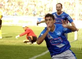 Luis Miguel Escalada celebró uno de sus goles con la camiseta del Club Sport Emelec durante su etapa como delantero del conjunto eléctrico.