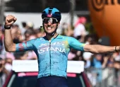 El ciclista italiano Alberto Bettiol (XDS Astana Team) celebra su vicotria en la etapa 13 del Giro de Italia sobre 189km desde Alessandria a Verbania, Italia.