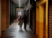 Comerciantes y emprendedores reportan afectaciones económicas por las restricciones.