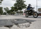 En la avenida Antonio Parra se evidencian daños en el pavimento.