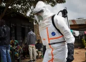 Un equipo sanitario desinfecta y descontamina la casa de un paciente de ébola.