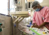 Un integrante del personal hospitalario da de comer a un bebé conectado a una cánula de oxígeno el 21 de mayo de 2026, en un hospital en La Paz (Bolivia).