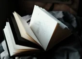 Referencial. La obra rompe con las estructuras narrativas tradicionales de la literatura.