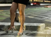 Una trabajadora sexual que se identificó como Montserrat espera clientes en la avenida Tlalpan, que conduce al Estadio Banorte en la Ciudad de México el 5 de mayo de 2026.