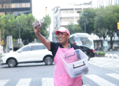 "Cakecito, cakecito”, repite Luis Eduardo Jaramillo mientras ofrece sus productos en distintos sectores de la ciudad.