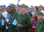 El presidente de Cuba, Miguel Diaz-CanelI (c), asiste a un evento en apoyo al expresidente cubano Raúl Castro este viernes, en La Habana (Cuba).