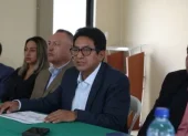 Jorge Yánez, en el centro, junto a otros dirigentes de la transportación.