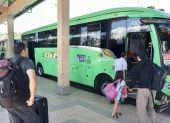 Pasajeros en el norte de Quito toman un integrado para viajar a sus destinos finales.