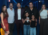 Sofía Caiche con el equipo de la comedia de TC.
