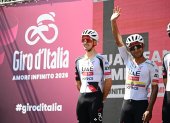 El ecuatoriano Jhonatan Narvaez (c) nuevamente en un podio con distinción en el Giro 2026.