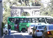 El aumento del pasaje de bus en Quito genera debate político y cuestionamientos sobre el sistema de transporte público.