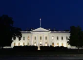 La Casa Blanca activó un cierre de seguridad tras reportes de sonidos de disparos en Washington.