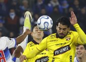 Juan Francisco Rossel (i) de Católica disputa el balón con Cristian Báez de Barcelona en el partido donde el equipo chileno eliminó a los canarios de Copa Libertadores.