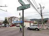 Vecinos de Urdesa Central denuncian obstáculos peatonales y problemas de seguridad vial.