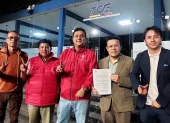 Geovanny Atarihuana, de Unidad Popular; y Santiago Machuca, en el centro, frente al Tribunal Contencioso Electoral.