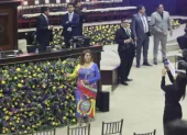 Gloria Barros llegó a la Asamblea Nacional con un vestido inspirado en la bandera de Ecuador previo al Informe a la Nación de Daniel Noboa.
