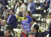 Gloria Barros llegó a la Asamblea Nacional con un vestido inspirado en la bandera de Ecuador previo al Informe a la Nación de Daniel Noboa.
