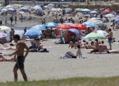 Vista de la playa de La Malagueta este sábado. Andalucía seguirá este sábado con calor, cielos poco nubosos y vientos flojos a moderados de componente este, con intervalos fuertes en Cádiz, donde hay aviso amarillo por rachas ocasionalmente muy fuertes y fenómenos costeros, con levante en el Estrecho. Según la Agencia Estatal de Meteorología (Aemet), las temperaturas mínimas irán en ligero ascenso, las máximas en descenso en el litoral mediterráneo oriental, mientras que el resto seguirán con pocos cambios.-EFE/ Jorge Zapata
