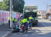 Las autoridades realizan limpieza en barrios del sur de Guayaquil.