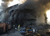 El humo se eleva mientras los rescatistas ucranianos trabajan en el lugar de un ataque ruso contra un centro comercial en Kiev, Ucrania.