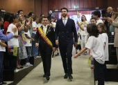 Daniel Noboa y Niels Olsen ingresando al Pleno de la Asamblea, entre vivas y aplausos. No hubo oposición.