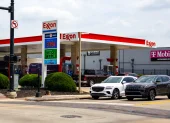 Una gasolinera en Estados Unidos y la tabla de precios.