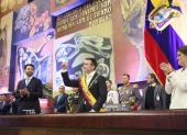Daniel Noboa en el centro. De izquierda a derecha, Niels Olsen, presidente de la Asamblea; y María José Pinto, vicepresidenta de la República.