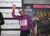 Jhonatan Narváez con el maillot morado de líder de la clasificación por puntos del sábado. Ayer bajó al segundo puesto y se mantiene en pelea.