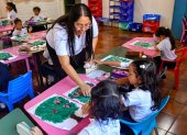 La organización trabaja con estudiantes provenientes de sectores vulnerables de Guayaquil y promueve un modelo educativo basado en la participación familiar, la inclusión y el acompañamiento integral.