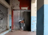 Un hombre ingresó al edificio Multicomercio por una abertura del cerramiento en la calle Eloy Alfaro.